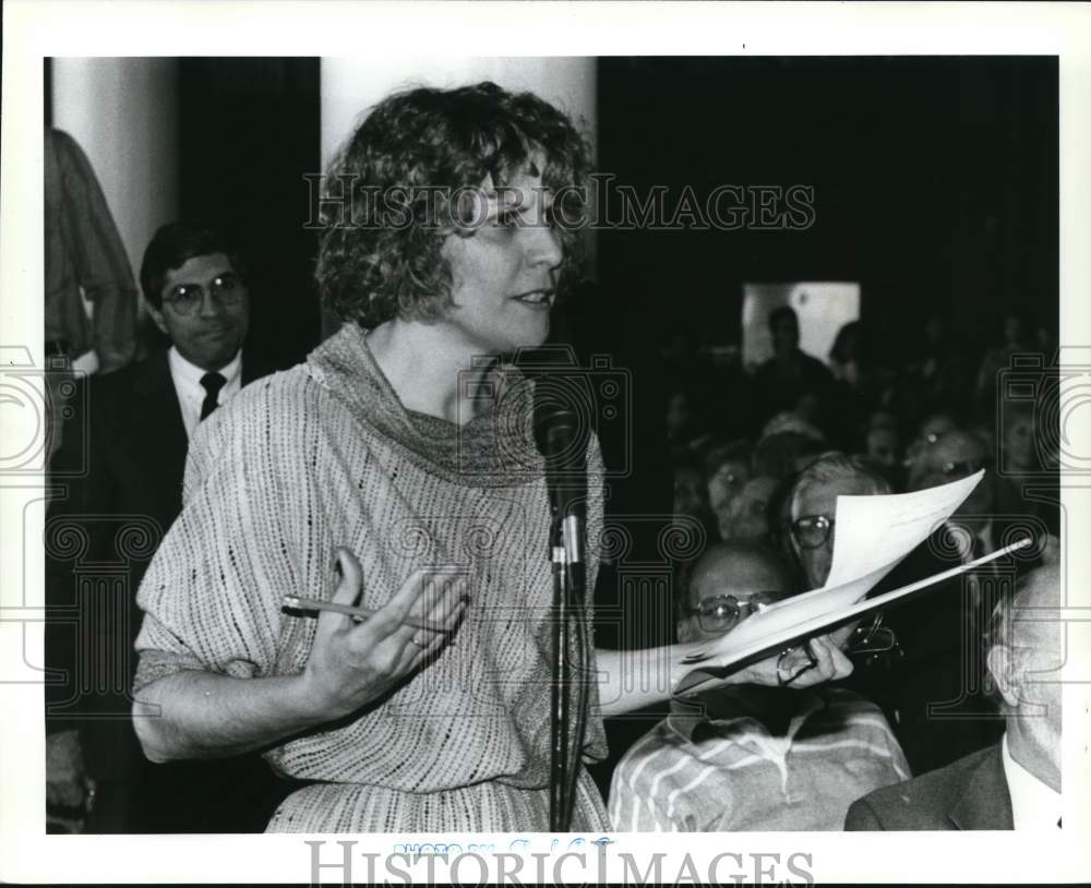 1990 Press Photo Kathy Galves Speaks at Public Forum on Secession - sia24697- Historic Images