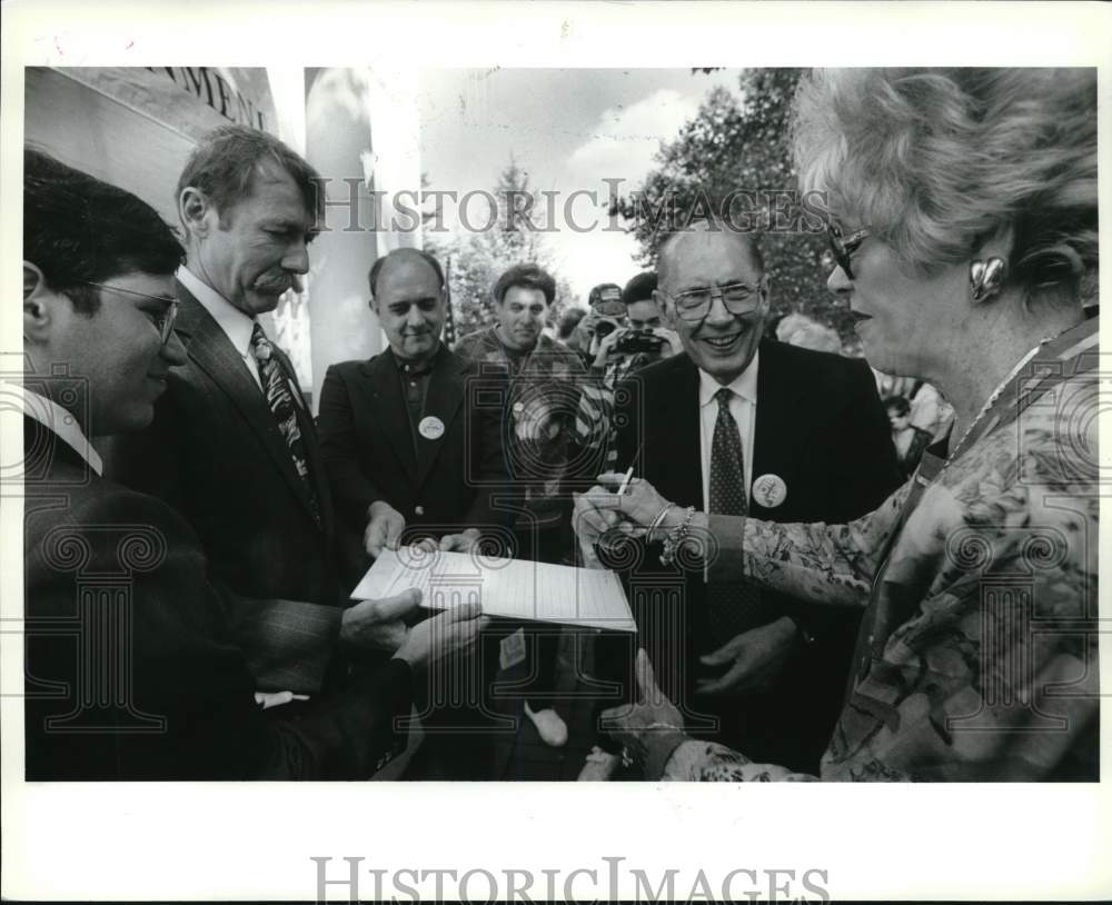 1993 Press Photo Attendees at Signing of &quot;Declaration of Independence&quot;- Historic Images