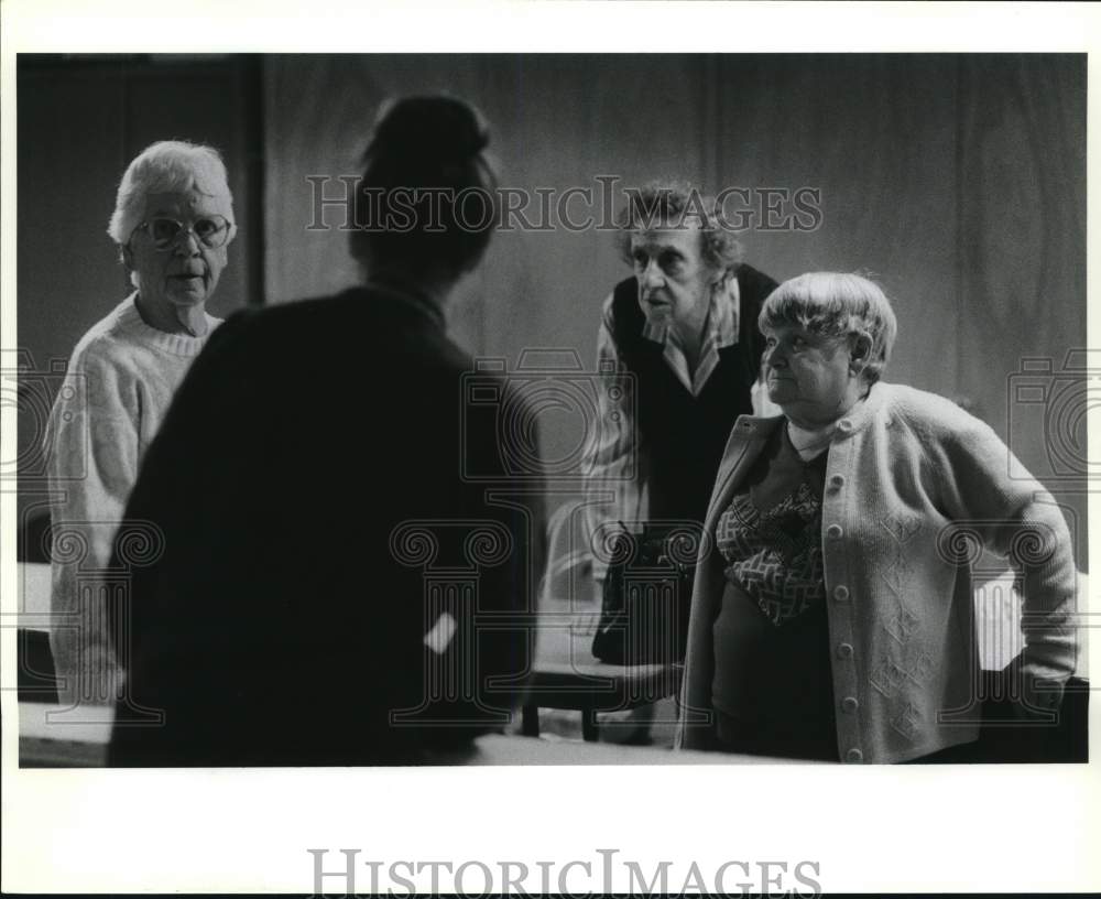 Press Photo Members of Tottenville Friendship Club Meet With Site Coordinator- Historic Images