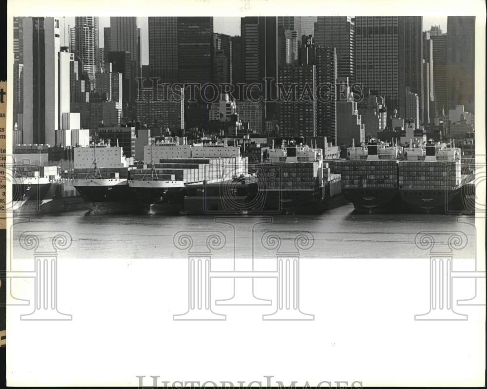 1987 Press Photo United States Lines Super-Containerships Sit at Ship Terminal- Historic Images