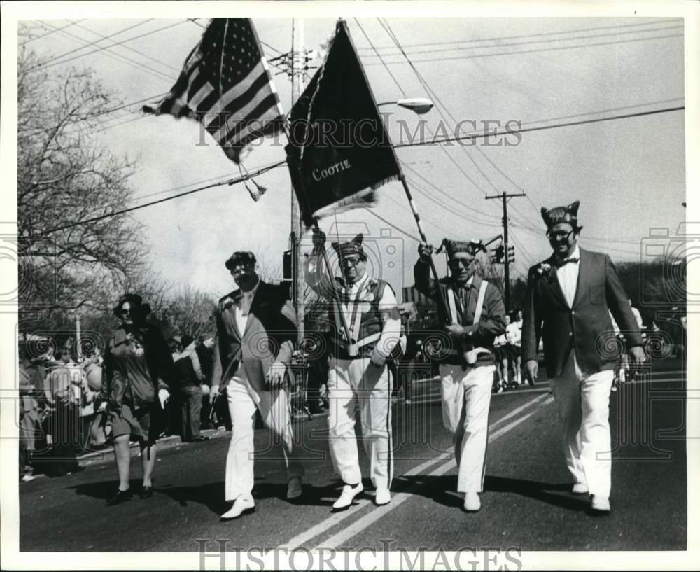 1982 Press Photo VFW Honor Guard Marches in Island&#39;s St. Patrick&#39;s Day Parade- Historic Images