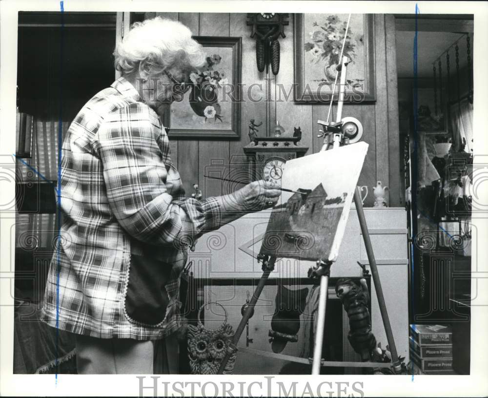 1982 Press Photo Catherine Bamberger paints in oils in her Great Kills home- Historic Images