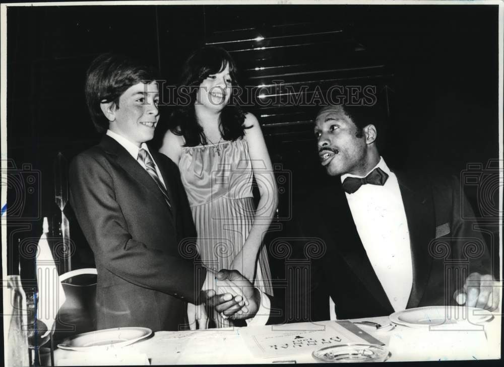 1981 Press Photo Baseball Dave Winfield, Yankees, Greets YMCA Youths of the Year- Historic Images