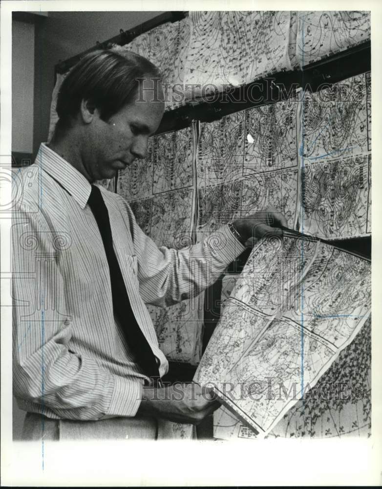 1982 Press Photo Meteorologist Keith Arnesen studies weather pattern maps- Historic Images