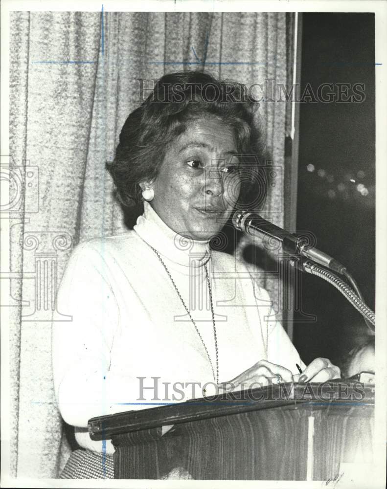 1975 Press Photo Speaker at Staten Island Advance Women of Achievement Ceremony- Historic Images