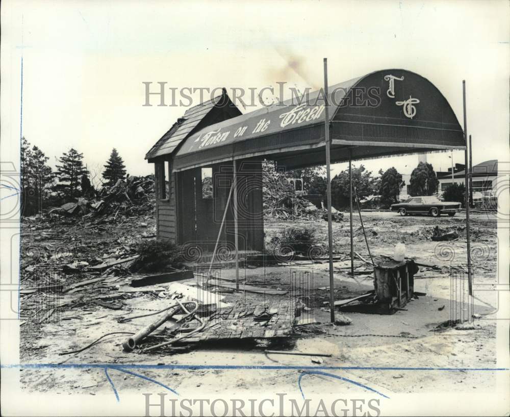 1977 Press Photo Awning, entry remain from fire at Tavern On the Green, New Dorp- Historic Images