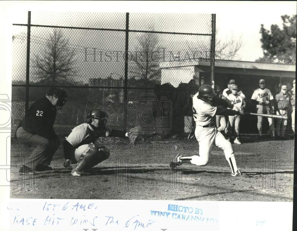 1990 Press Photo College of Staten Island Baseball Player&#39;s Base Hit Wins Game- Historic Images