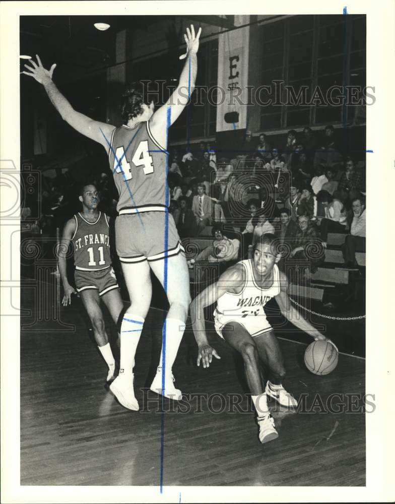 1984 Press Photo Wagner Basketball Player Dribbles Past St. Francis College- Historic Images