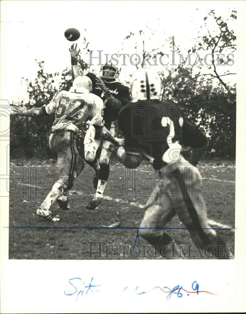 Press Photo Wagner College Football Player Throws Ball to Teammate - sia26604- Historic Images