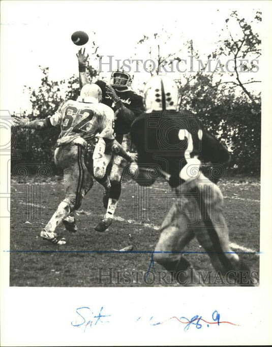 Press Photo Wagner College Football Player Throws Ball to Teammate - sia26604- Historic Images