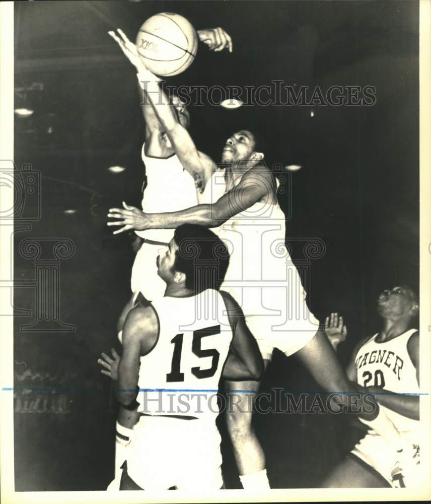 1980 Press Photo Wagner College Basketball Players Reach for Ball - sia26608- Historic Images