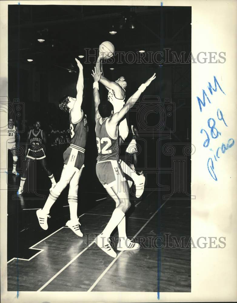 1979 Press Photo Harvard Basketball Player Attempts to Block Wagner College Shot- Historic Images