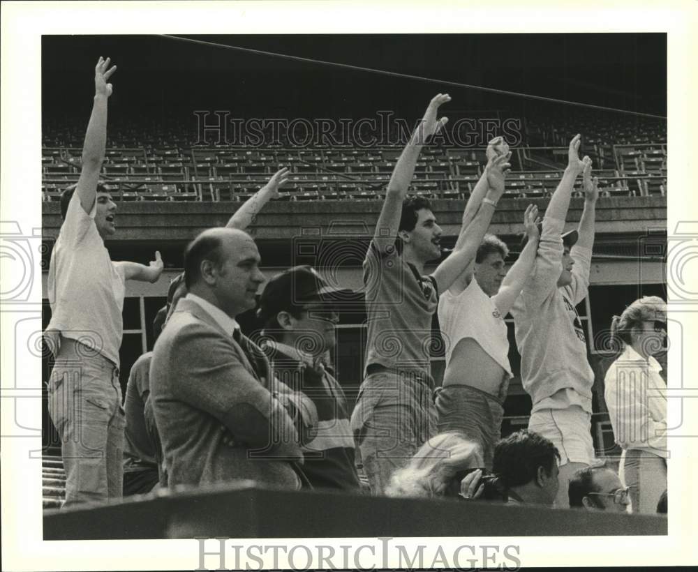 1986 Press Photo Fans start the Wave for College of Staten Island baseball- Historic Images