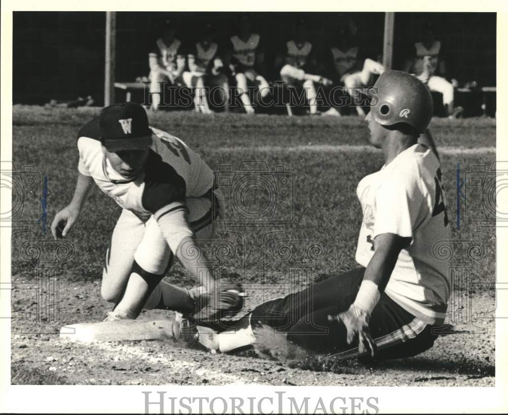1985 Press Photo Wagner Baseball's Don Lang Tags Staten Island's Paul Quadrato- Historic Images
