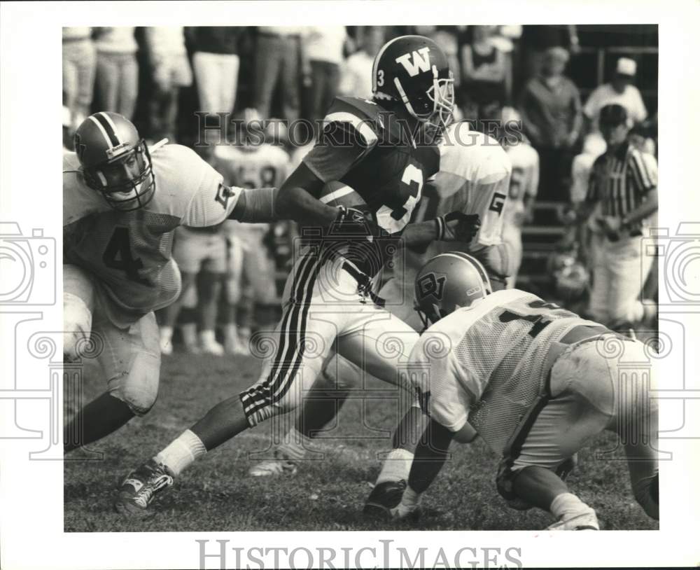 1989 Press Photo Wagner football&#39;s Mike Walker runs into D.V. Aggies defenders- Historic Images