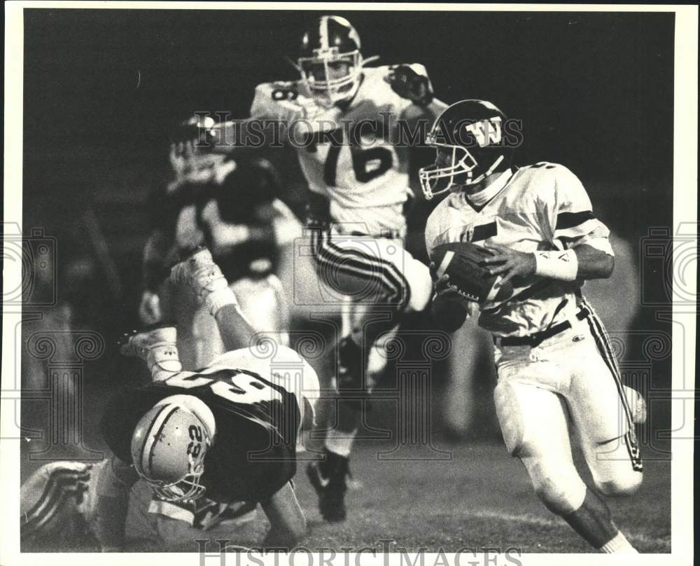 1990 Press Photo Wagner football's Jack Scholz rolls away from falling linemen- Historic Images
