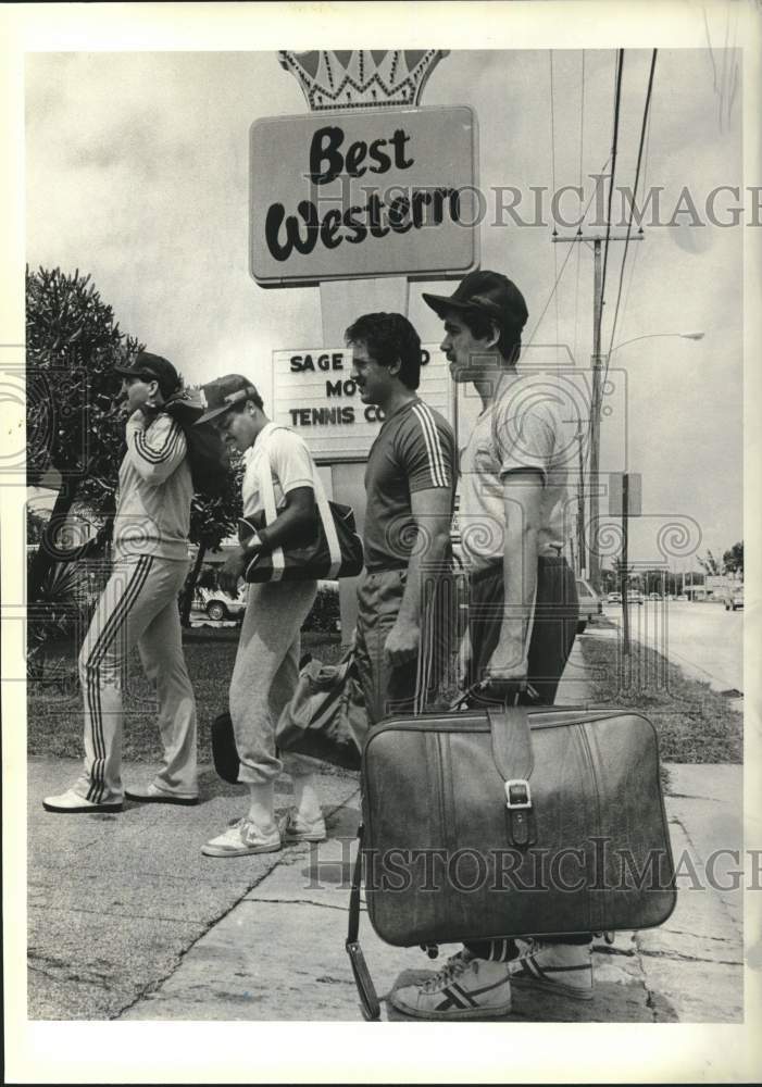 Press Photo College of Staten Island Baseball Players Arrive at Motel for Game- Historic Images