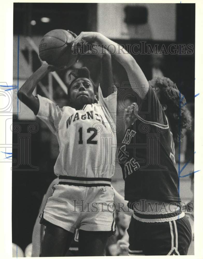 Press Photo Cynthia Quinlan, Wagner College Basketball, Shoots Over Opponents- Historic Images