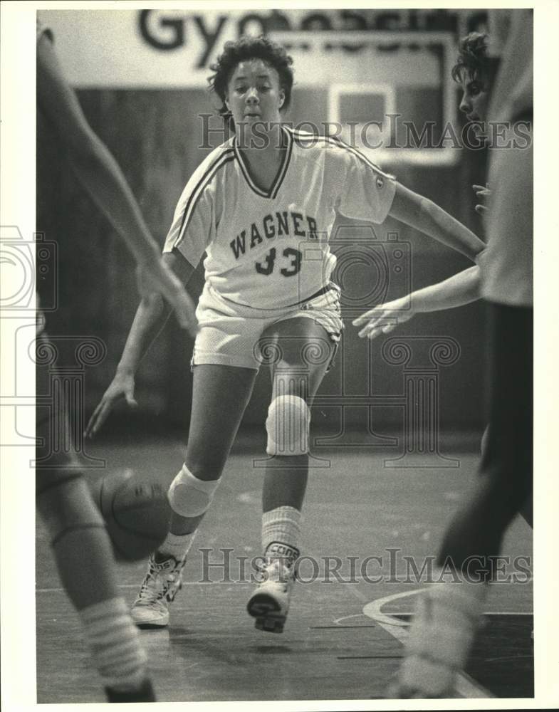 1989 Press Photo Celisse Obey, Wagner College Basketball, Drives to Hoop- Historic Images