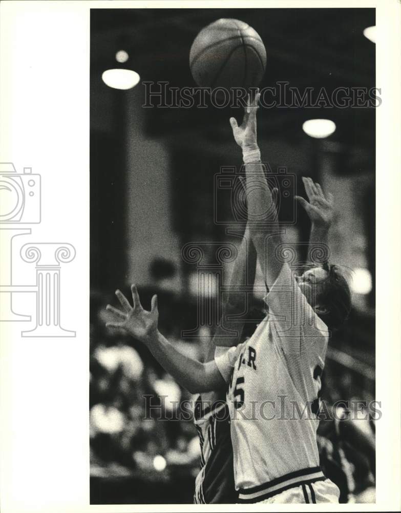 1988 Press Photo Claire Magner, Wagner College Basketball, Shoots for the Basket- Historic Images