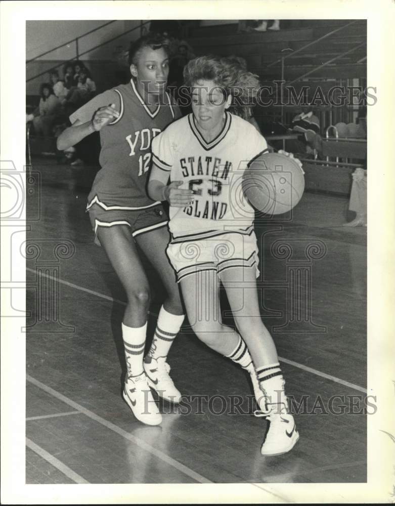 1988 Press Photo Amy Waters, College of Staten Island Basketball, Dribbles Ball- Historic Images