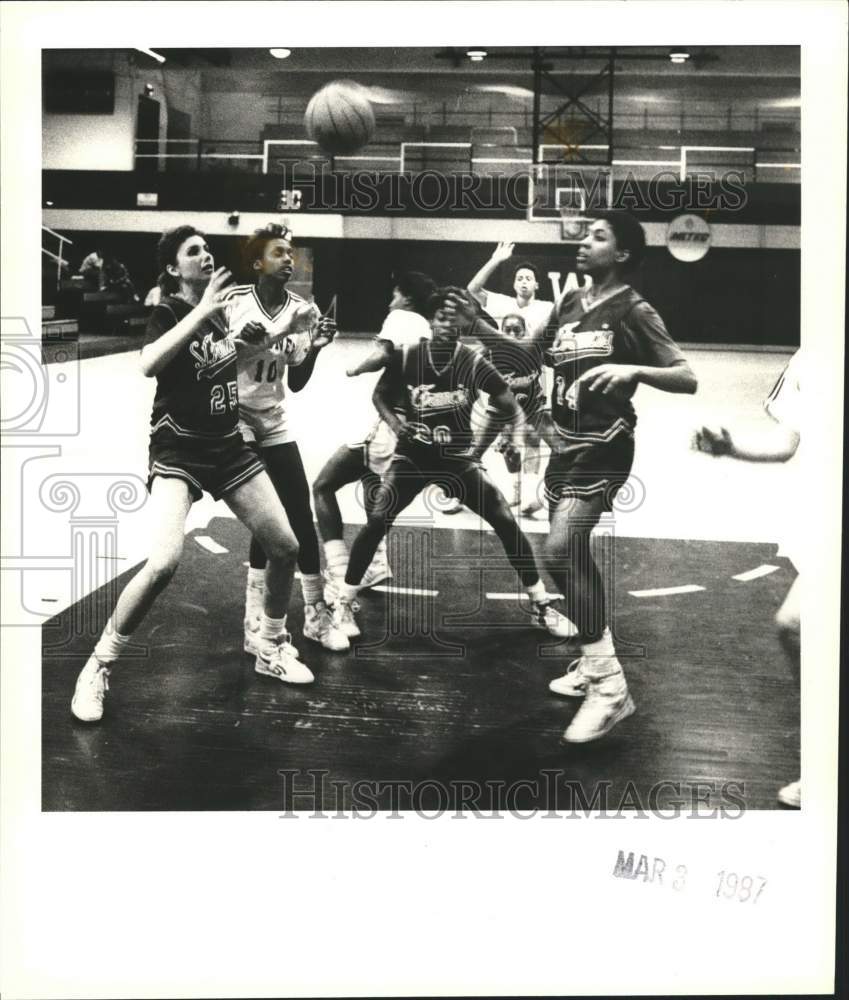 1987 Press Photo Wagner College Shehawks Playing Basketball - sia27129- Historic Images