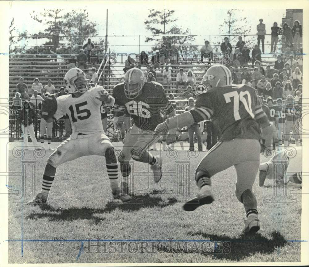 Press Photo Wagner College Football Player #15 Prepares to Throw Ball- Historic Images