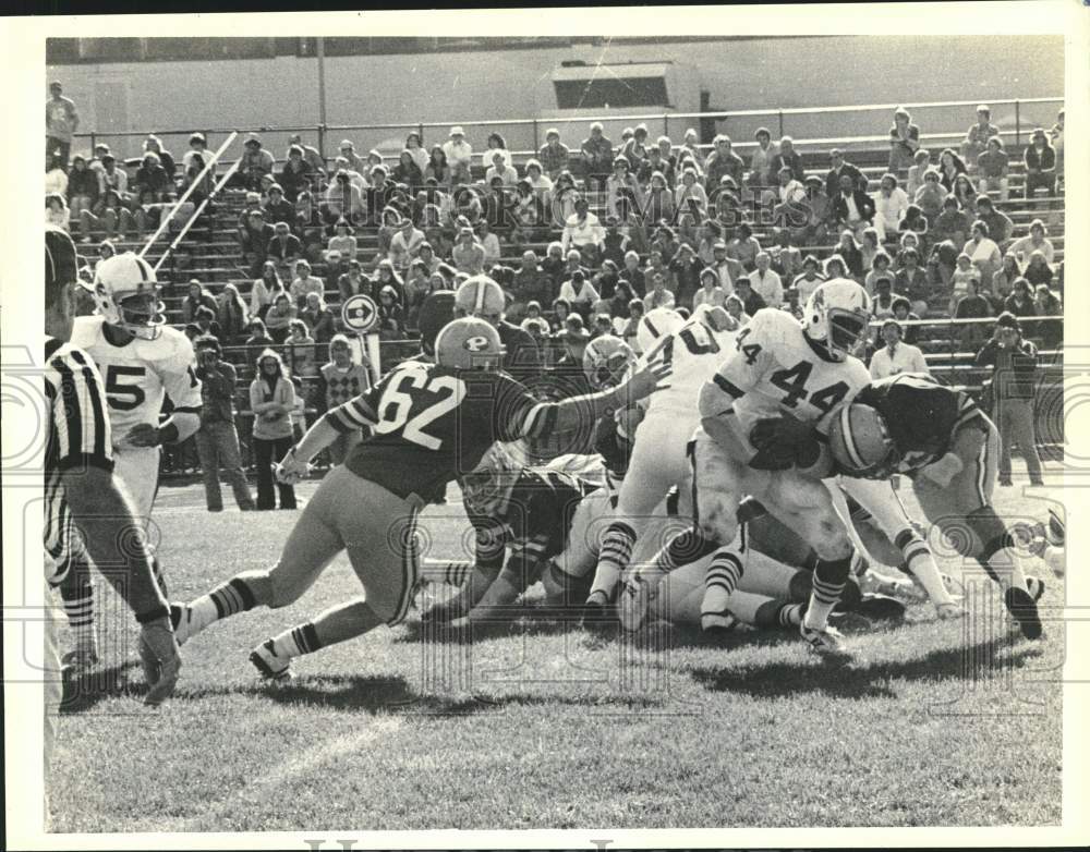 Press Photo Wagner College football&#39;s #44 carries the ball through rough defense- Historic Images