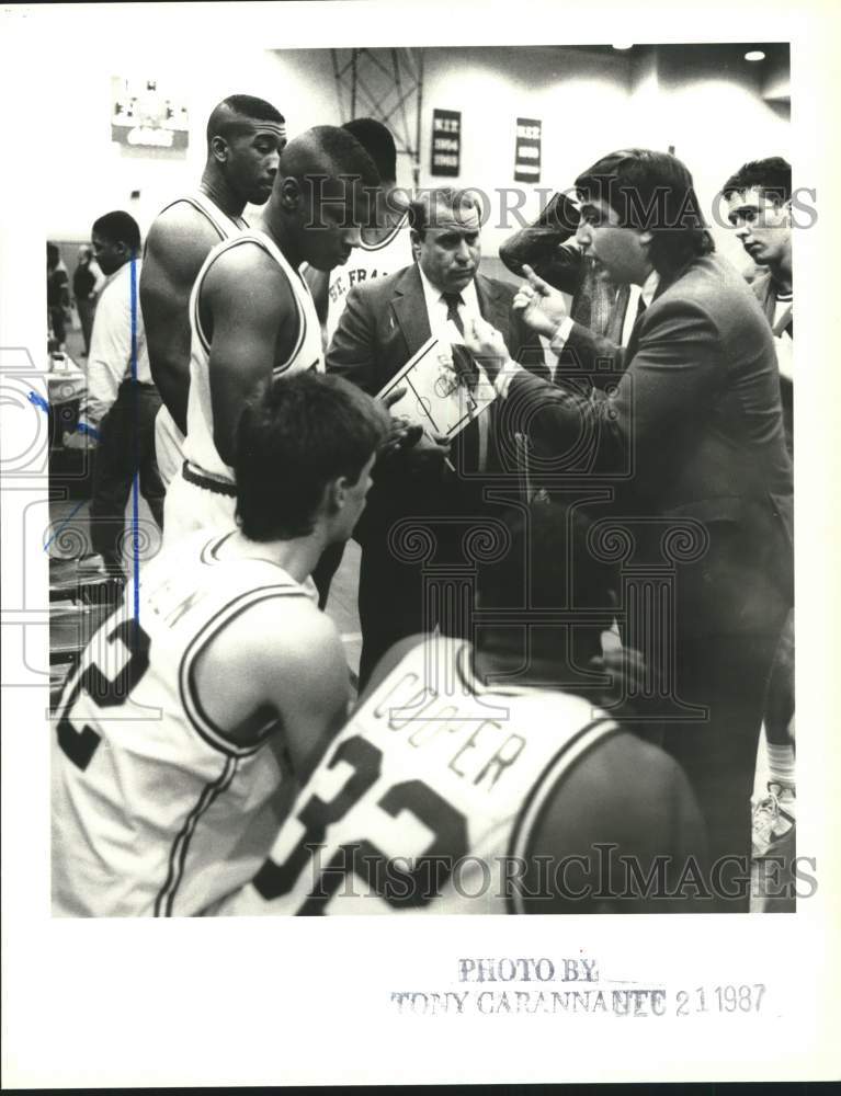 1987 Press Photo College Basketball Coach Talks to Team - sia27352- Historic Images