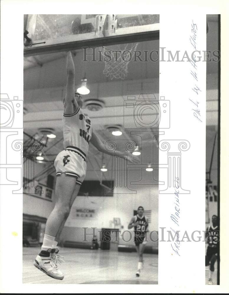 Press Photo Fred Marinaccio, College of Staten Island Basketball Player, Shoots- Historic Images