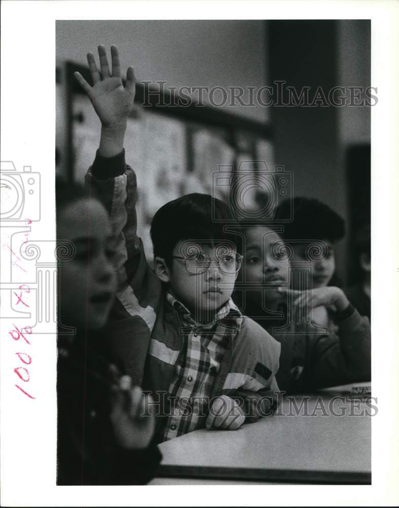 1994 Press Photo Loren Wong Raises His Hand in P.S. 22 Fourth Grade Class- Historic Images