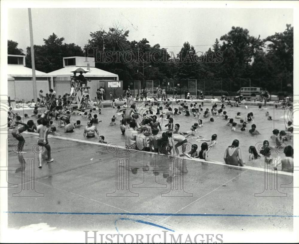 1981 Press Photo People Staying Cool in the Tottenville Swimming Pool- Historic Images