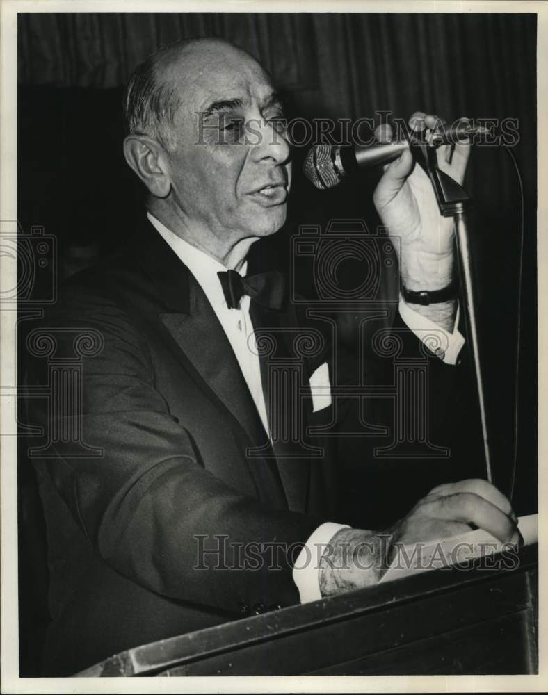 Load image into Gallery viewer, 1970 Press Photo Louis Lefkowitz speaking at GOP Lincoln Day dinner - sia28382
