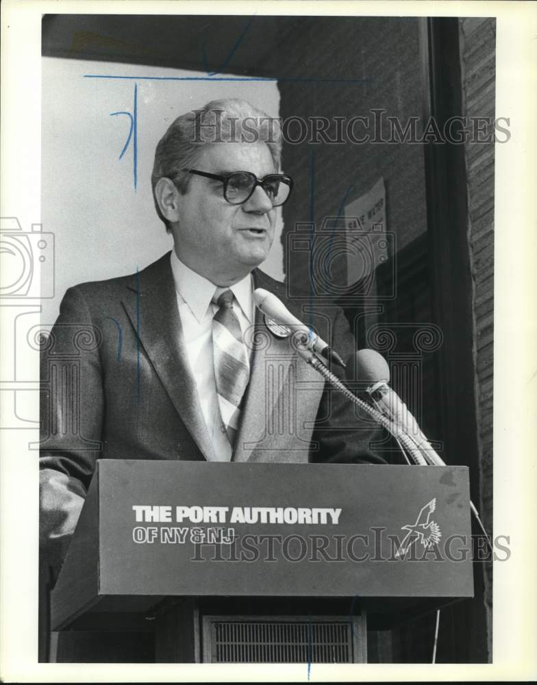 1985 Press Photo Phil Leahy, manager of Staten Island Bridges speaking- Historic Images