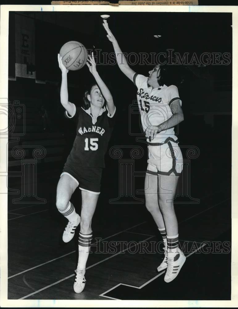 1979 Press Photo Heidi Owen, Wagner College Basketball, Drives for Hoop- Historic Images