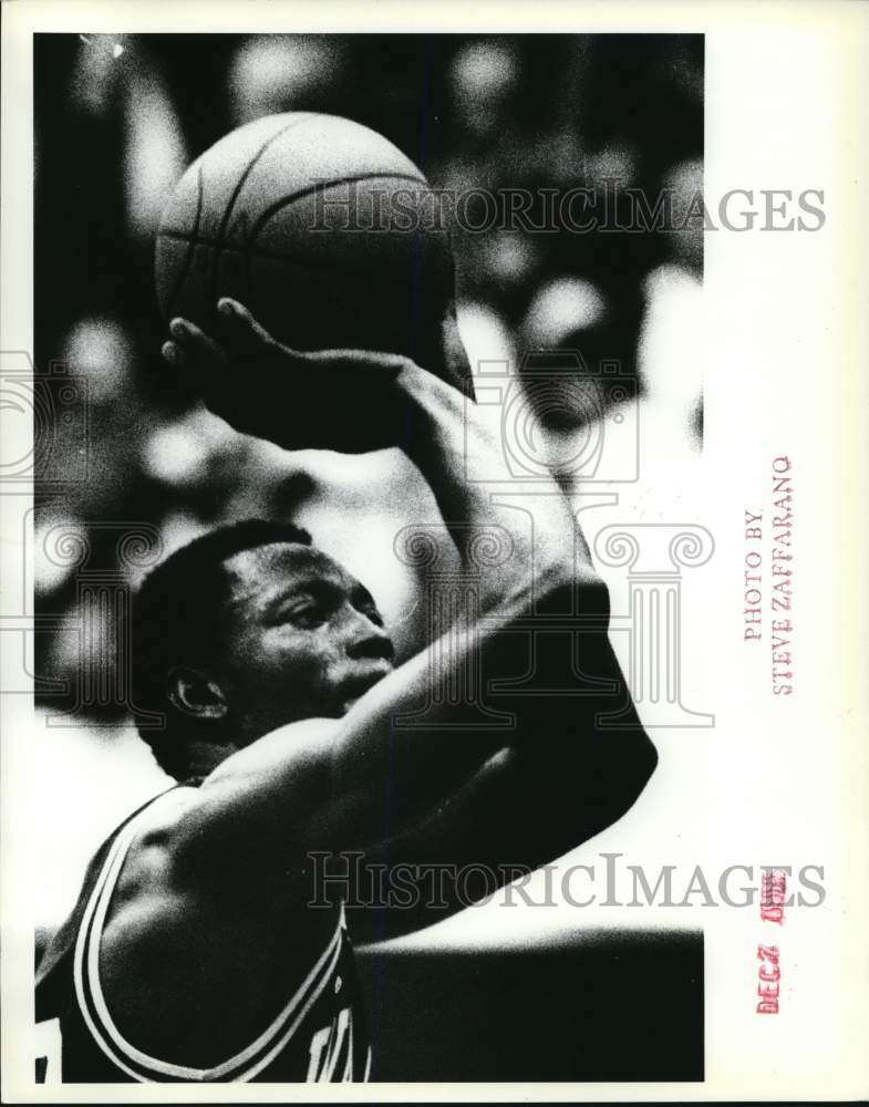 1981 Press Photo Wagner Basketball Team Player Takes Shot- Historic Images