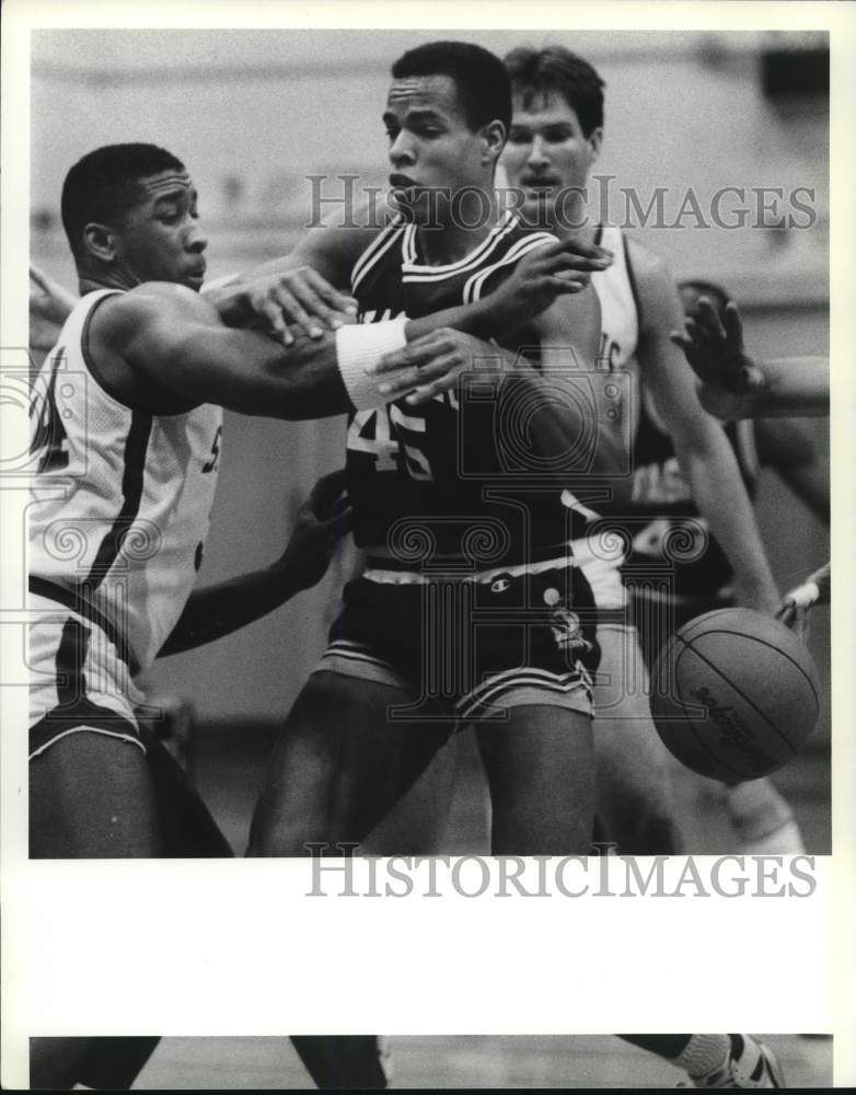 1987 Press Photo Todd Grain and Darrwin Purdue at Wagner Basketball Game- Historic Images