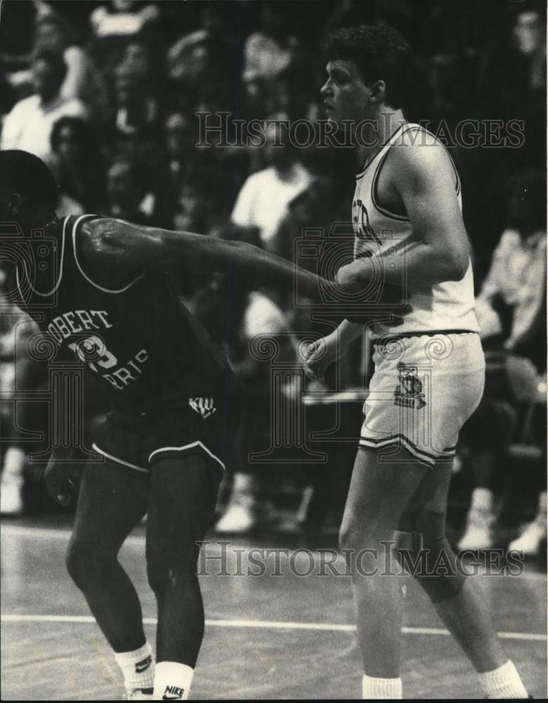 Press Photo Wagner Basketball at Game with Opponent- Historic Images