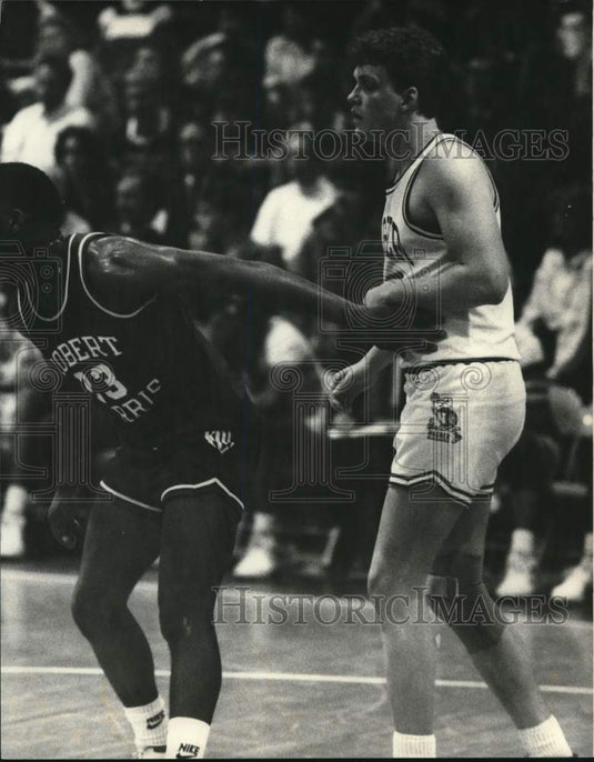 Press Photo Wagner Basketball at Game with Opponent- Historic Images