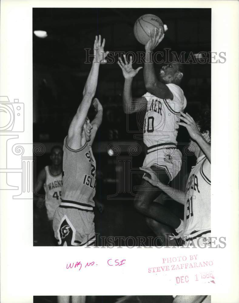 1986 Press Photo Wagner Basketball Player Shoots Ball at Game- Historic Images