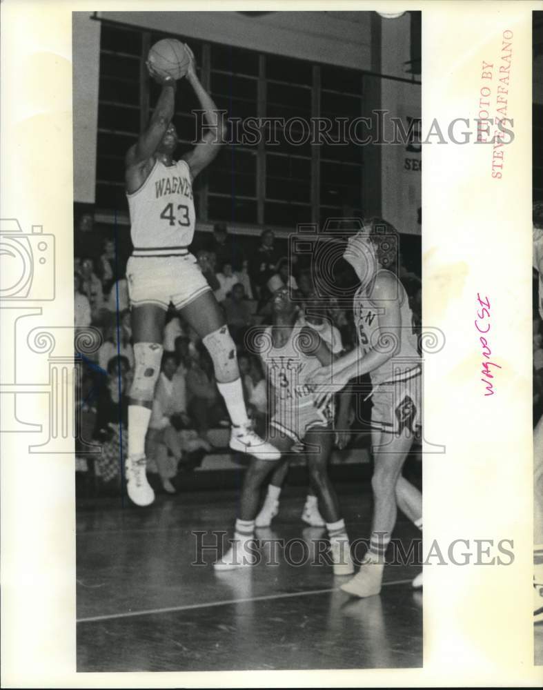 Press Photo Wagner Basketball Player at Staten Island Game- Historic Images