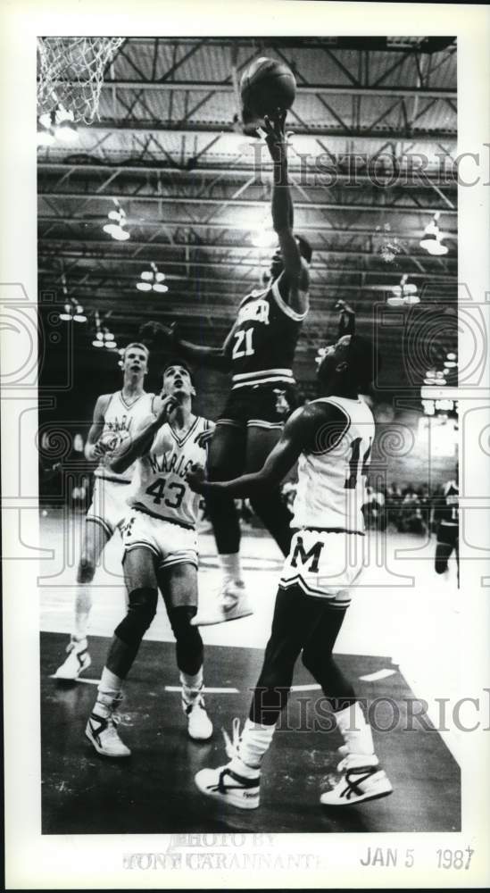 1987 Press Photo Wagner College Basketball Against Marist College Game Action- Historic Images