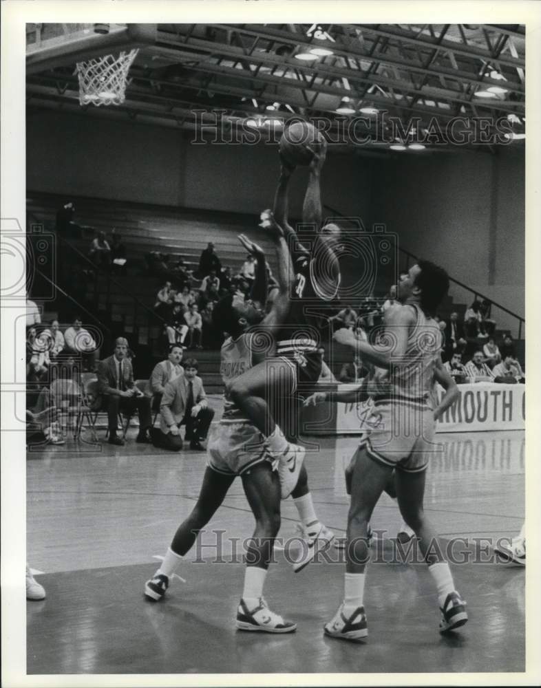 1987 Press Photo Basketball Players at Wagner Versus Monmouth College Game- Historic Images