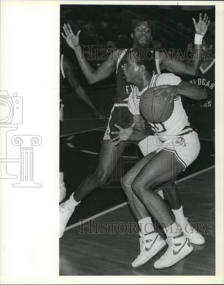 1986 Press Photo Omar Johnson and Virdell Hayden at Wagner Basketball Game- Historic Images