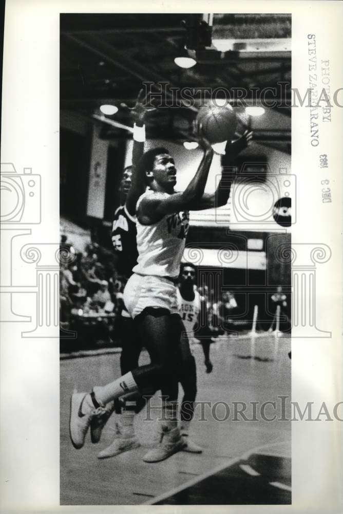 1983 Press Photo Wagner Basketball Player Shoots Basket at Game- Historic Images