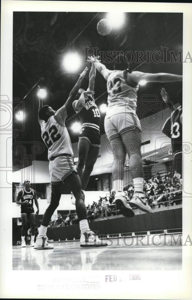 1986 Press Photo Basketball Players Jump for Ball at Wagner Game- Historic Images