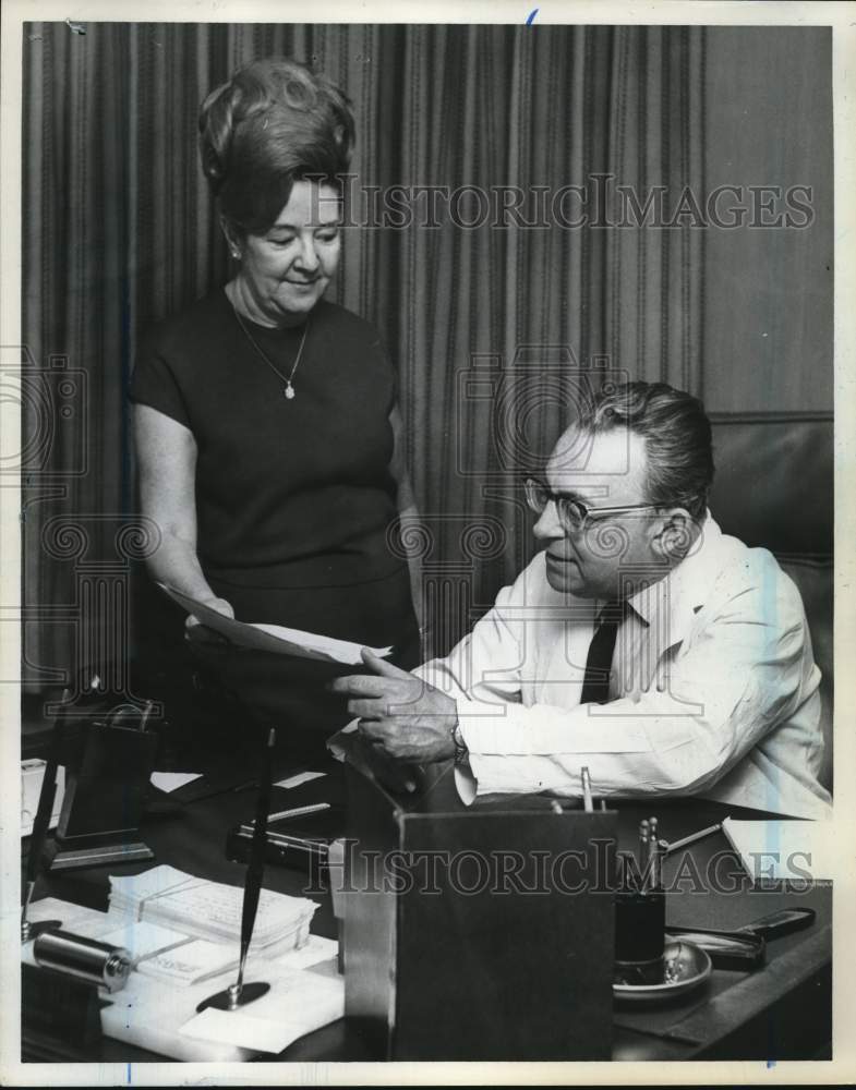 1970 Press Photo Doctor Oscar Auerbach in Office with Ruth Maroney - sia29302- Historic Images