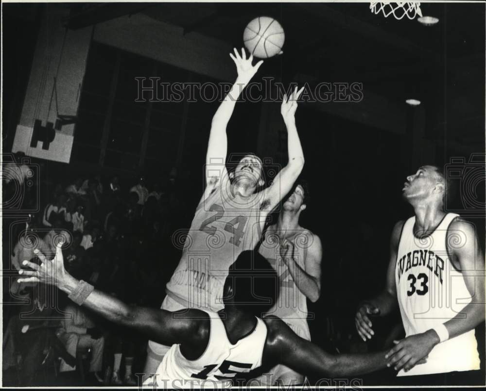 1980 Press Photo Opposing player knocks Wagner basketball player to the floor- Historic Images