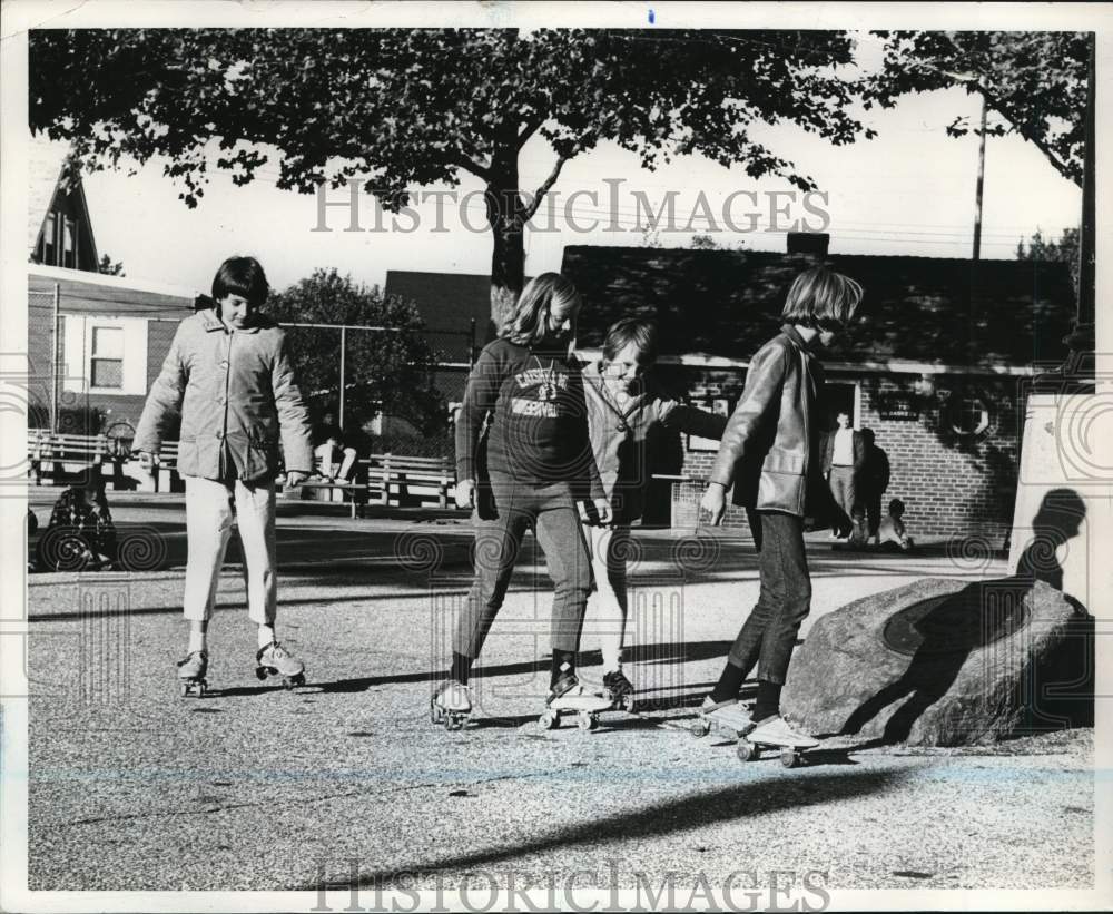 1966 Press Photo Girls Roller Skating at Schmul Park- Historic Images