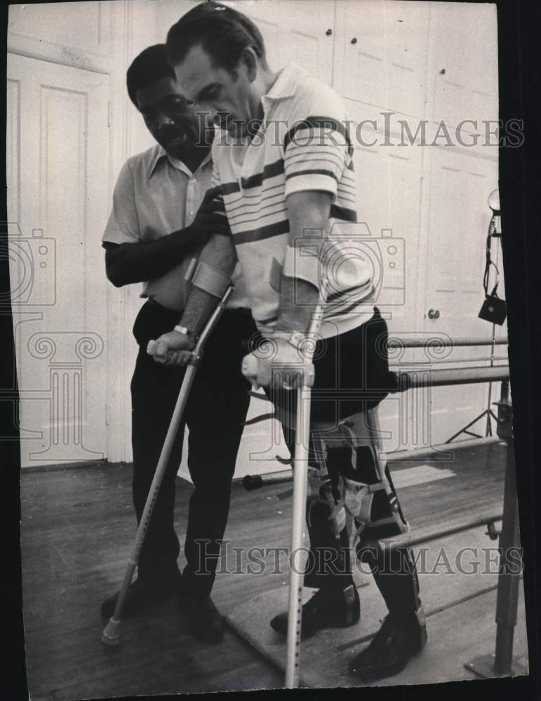 Load image into Gallery viewer, 1973 Press Photo Governor George Wallace with Physical Therapist in Montgomery
